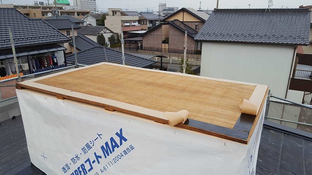 防水シート施工中